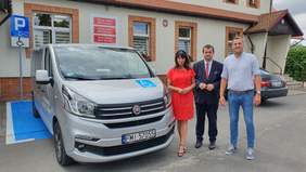 Pokaż zdjęcie: Dyrektor Oddziału wraz z Wójtem Gminy Przytoczna oraz Starostą Międzyrzeckim na tle nowego busa przed siedzibą Urzędu Gminy