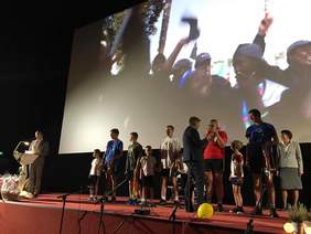 Pokaż zdjęcie: Olimpijczycy gratulujący podopiecznym Placówki