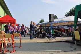 Zaproszeni goście na  festynie "Fajnie być razem" - urodziny Specjalnego Ośrodka Szkolno - Wychowawczego w Ziemięcicach