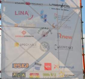 Pokaż zdjęcie: Scenie towarzyszył baner z logotypami  w tym PFRON jako instytucji wspierającej wydarzenie  Polibuda Open Air 2019 r.