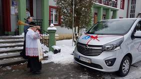 Pokaż zdjęcie: Poświęcenie mikrobusu dla ŚDS Bonifraterskiej Fundacji Dobroczynnej w Konarach