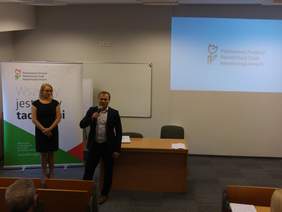 Pokaż zdjęcie: dyskusja prowadzona przez pracowników Departamentu ds. programów w zakresie systemu SOW