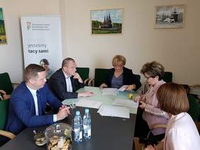 Pokaż zdjęcie: Podpisywanie umowy w ramach "Programu Wyrównywania Różnic Między Regionami III"- Marta Mordarska, Dyrektor Małopolskiego Oddziału PFRON z Przedstawicielami Powiatu Chrzanowskiego