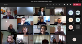 Pokaż zdjęcie: Zrzut ekranu ze spotkania online - widoczne zdjęcia uczestników spotkania, przedstawicieli organizacji i podmiotów całej Małopolski