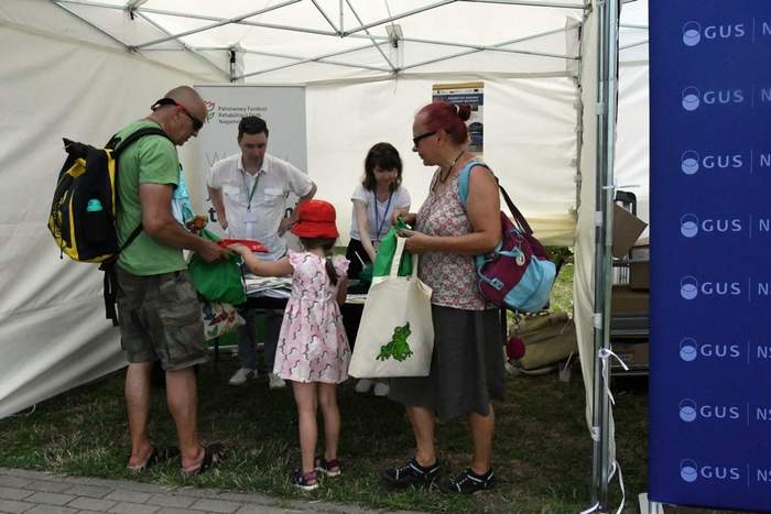 Pokaż zdjęcie: Zainteresowani przed stoiskiem PFRON 