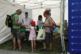 Pokaż zdjęcie: Zainteresowani przed stoiskiem PFRON 