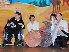 Pokaż zdjęcie: Spotkanie wigilijne w Stowarzyszeniu Na Rzecz Osób Niepełnosprawnych „Promyk”