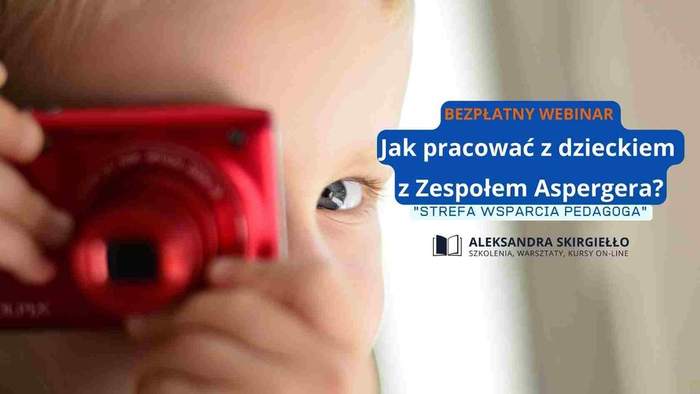 Pokaż zdjęcie: Na zdjęciu przedstawiającym dziecko trzymające w dłoniach czerwony aparat fotograficzny, znajduje się pole tekstowe w kolorze granatowym, w którym widnieją następujące sformułowania: „Bezpłatny webinar”; „Jak pracować z dzieckiem z Zespołem Aspergera?”; „Strefa wsparcia pedagoga”; „Aleksandra Skirgiełło” oraz „Szkolenia, warsztaty, kursy on-line”.