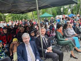 Pokaż zdjęcie: Uczestnicy uroczystości 