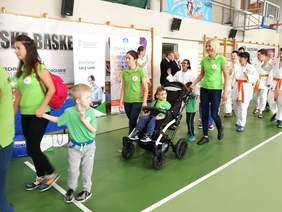 Pokaż zdjęcie: Na salę wchodzą uczestnicy X Integracyjnego Turnieju Gier i Zabaw dla najmłodszych „Szybciej, razem, dalej”