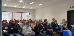 Widok na salę szkoleniową. na rzędach krzeseł siedzą uczestnicy spotkania