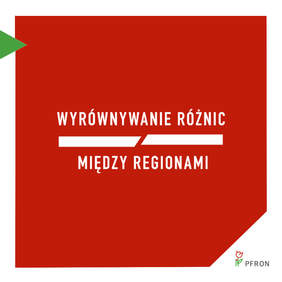 Pokaż zdjęcie: Biały napis "Wyrównywanie różnic między regionami III" na czerwonym tle kwadratu. W lewym górnym rogu mały zielony trójkąt, a w dolnym prawym logo PFRON