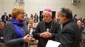 Pokaż zdjęcie: od lewej: Marta Mordarska - dyrektor Oddziału Małopolskiego PFRON, Ksiądz Biskup Jan Szkodoń, Ks. Tadeusz Isakowicz-Zaleski – prezes Fundacji im. Brata Alberta