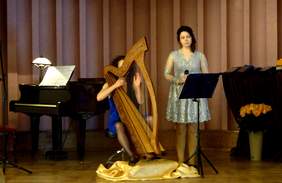 Wokalistka i harfistka podczas występu