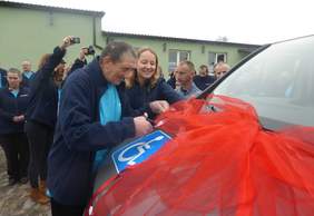 Pokaż zdjęcie: Uczestnik WTZ w Bidzinach przecina wstęgę na nowym busie 