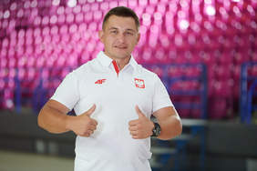 Pokaż zdjęcie: Bartłomiej Tott w stroju z kolekcji olimpijskiej - Kierownik Kadry Paralekkoatletycznej na Igrzyska Paraolimpijskie w Tokio oraz fizjoterapeuta; trener i fizjoterapeuta „START” Tarnów