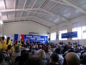 Goście Specjalnego Ośrodka Szkolno-Wychowawczego w Bogumiłku podczas otwarcia nowej sali gimnastycznej