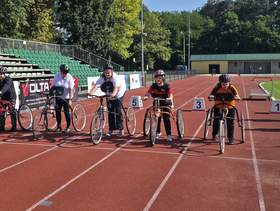5 zawodników frame running na starcie
