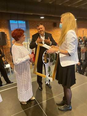 Pokaż zdjęcie: Przedstawiciel Oddziału - Renata Krzemińska przekazuje upominek koronczarkom 