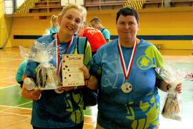 Srebrne medalistki Mistrzostw po dekoracji - z medalami, dyplomem i nagrodami