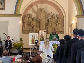 Pokaż zdjęcie: Biskup Jan Piotrowski odprawia Mszę św.