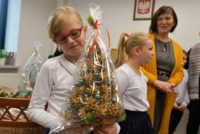 Pokaż zdjęcie: Uczennica prezentuje przepiękny stroik