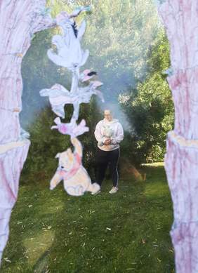 Pokaż zdjęcie: Fotografia przedstawiająca dziewczynę z niepełnosprawnością przebywającą w otoczeniu zieleni