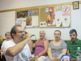 Pokaż zdjęcie: uczestnicy stowarzyszenia Studio Integracji na próbach - przygotowania do koncertu