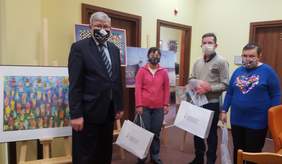 Pokaż zdjęcie: na zdjęciu: podopieczni WTZ w Skierniewicach Milena Maciaszek, Daniel Bryła, Magdalena Stępniak oraz Dyrektor Oddziału Łódzkiego Władysław Skwarka