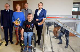 Pokaż zdjęcie: Winda platformowa w Urzędzie Miejskim w Starachowicach (fot. Starostwo Powiatowe w Starachowicach)