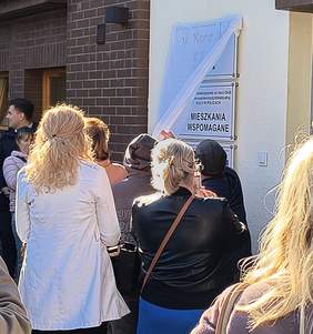 Pokaż zdjęcie: Otwarcie nowych mieszkań wspomaganych, tablica pamiątkowa