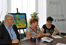 Pokaż zdjęcie: Od prawej: Starosta Puławski Danuta Smaga, Skarbnik Anna Krzysztofik, Członek Zarządu Ireneusz Rzepkowski przy stole