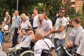 Uczestnicy pikniku i  koncertu