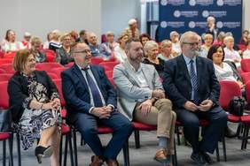 Od lewej siedzą: Dyrektor Kujawsko-Pomorskiego Oddziału PFRON Aleksandra Gierej, Dyrektor ZUS O/Bydgoszcz, Dyrektor ZUS O/Toruń, Prezes Polskiego Związku Emerytów, Rencistów i Inwalidów Okręg Bydgoszcz - na uroczystościach z okazji Dnia Seniora