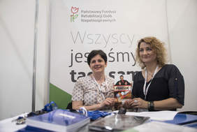 Pokaż zdjęcie: stoisko Oddziału Łódzkiego Funduszu jego przedstawiciele regionalni