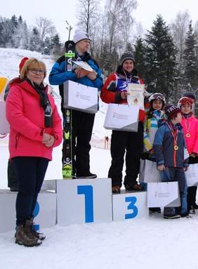 Pokaż zdjęcie: Marta Mordarska - dyrektor Małopolskiego Oddziału PFRON z zawodnikami