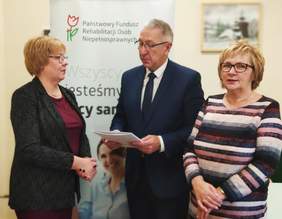 Pokaż zdjęcie: Przekazanie umowy Gminie Tarnów