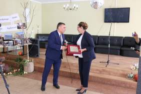 Pokaż zdjęcie: 20-lecie ŚDS w Rajkowach - gratulacje Edycie Grzobka - Kierownik ŚDS składa Dariusz Majorek - Dyrektor Oddziału Pomorskiego PFRON 