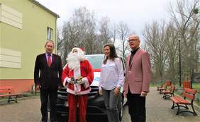 Pokaż zdjęcie: Uroczystość przekazania busa z dofinansowaniem PFRON dla Domu Pomocy Społecznej w Kotlinie