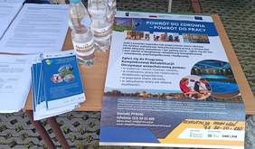 Pokaż zdjęcie: na zdjęciu zamieszczono plakat oraz ulotki promujące projekt powrót do zdrowia powrót do pracy