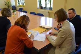 Pokaż zdjęcie: Podpisywanie umów z nauczycielami SOSW w Bartoszycach