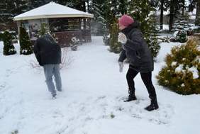 Pokaż zdjęcie: Uczestnicy WTZ podczas zabaw na śniegu,fot.WTZ Janowica