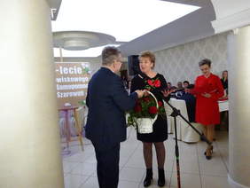 Pokaż zdjęcie: Złożenie gratulacji i wręczenie kwiatów