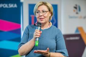 Pokaż zdjęcie: Marta Mordarska, Dyrektor Małopolskiego Oddziału PFRON podczas prelekcji na Forum III Wieku