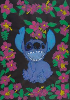 Pokaż zdjęcie: Praca plastyczna przedstawiająca namalowanego psa w kolorze niebieskim z dużymi zębami i znajdującego się w otoczeniu kwiatów