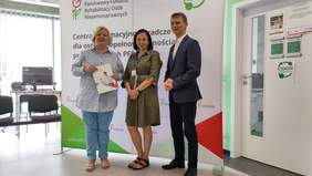 Pokaż zdjęcie: Starosta Stargardzki Iwona Wiśniewska i Wicestarosta Łukasz Wilkosz z Zastępcą Dyrektora Oddziału PFRON Ingą Mikee