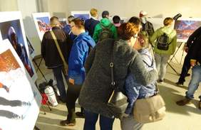 Zwiedzający wystawę