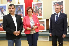 Pokaż zdjęcie: Otwarcie wystawy "Pragnę zwyciężać". Od lewej: Grzegorz Małkus Kierownik ŚDS, Danuta Krępa Starosta Starachowicki i Andrzej Michalski Dyrektor Oddziału Świętokrzyskiego PFRON