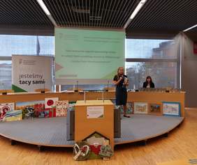 Pokaż zdjęcie: Otwarcie gali wręczenia nagród opolskiego etapu XV Ogólnopolskiego Konkursu Plastycznego „Sztuka Osób Niepełnosprawnych”