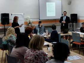 Pokaż zdjęcie: Prowadzący spotkanie wraz z uczestnikami